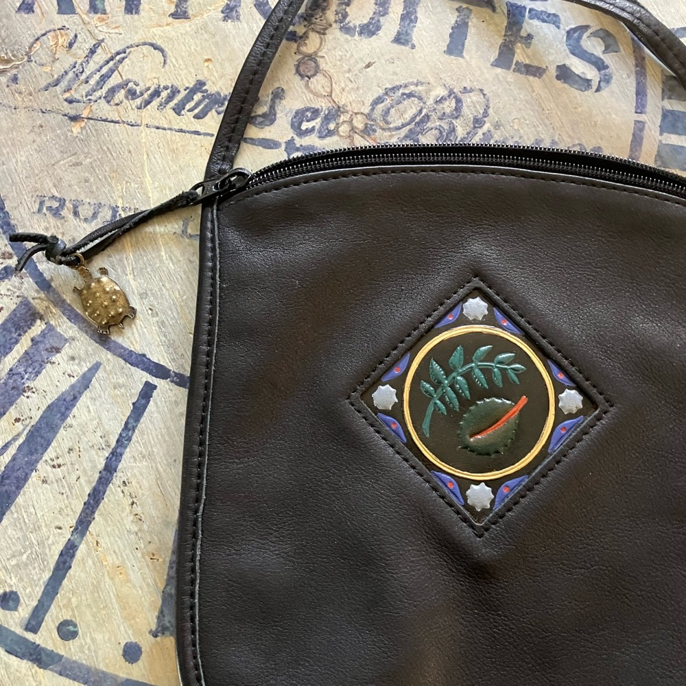 Elegant Black Crossbody Bag with Embroidered Detail - Picture 3 of 4